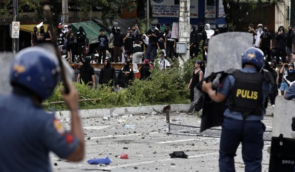 Enfrentamientos entre policías y manifestantes en Manila.