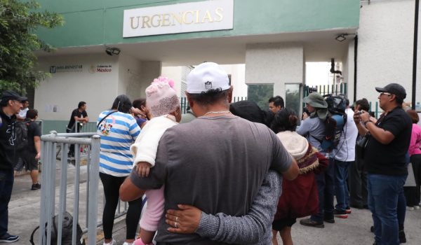Familiares de las victimas por la explosión de camión de gas permanecen a las afueras del Hospital General Dr. Rubén Leñero en la Ciudad de México (México). EFE/ Mario Guzmán