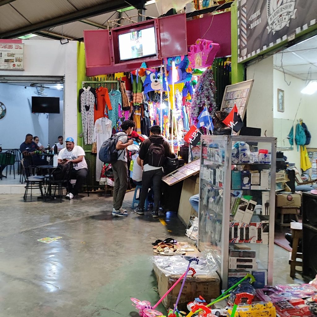 NI comerciantes ni compradores notan la propaganda oficialista en el mercado Roberto Huembes. Foto LA PRENSA.