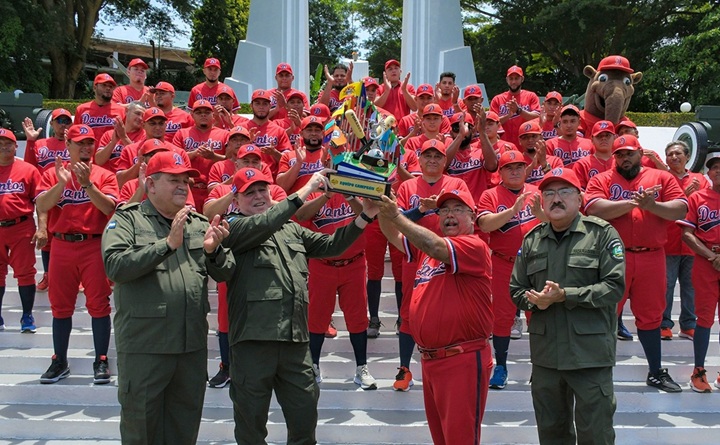 El general Julio César Avilés y el manager Omar Cisneros levantan el título que los Dantos ganaron en 2023. LA PRENSA/ FACEBOOK DEL EJÉRCITO