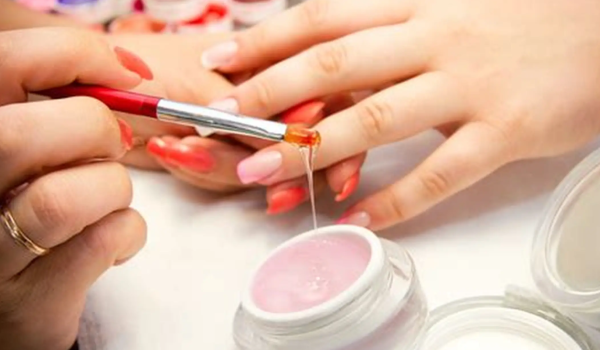 El polémico componente del esmalte en gel que divide a Europa y Estados Unidos a partir de este mes