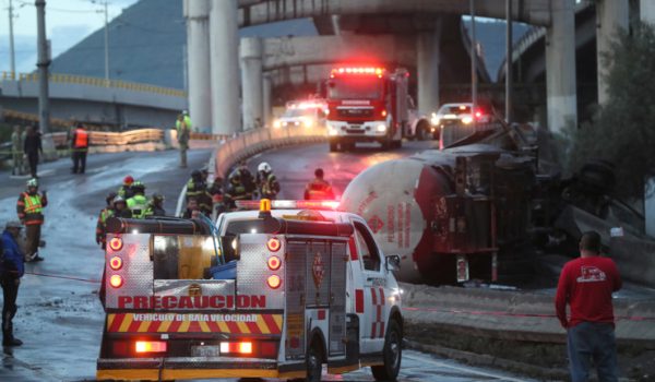 Integrantes del Cuerpo de Bomberos controlan un incendio luego del accidente de un camión de gas en la Ciudad de México (México). Imagen de archivo. EFE/ Mario Guzmán