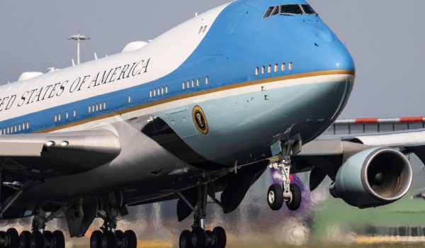 Fotografía de archivo del Air Force One. EFE/JEFFREY GROENEWEG