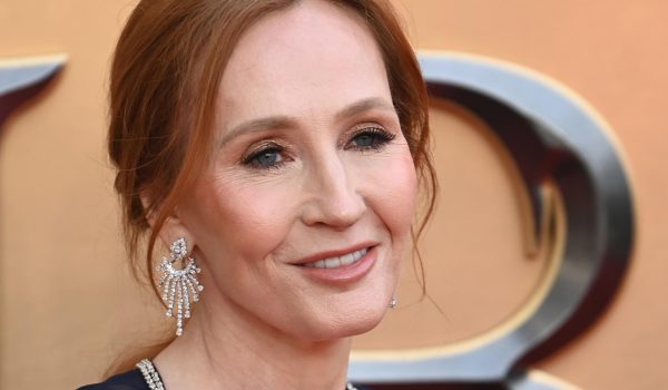J.K. Rowling dice que Emma Watson es una «ignorante» por desacuerdo sobre los trans
