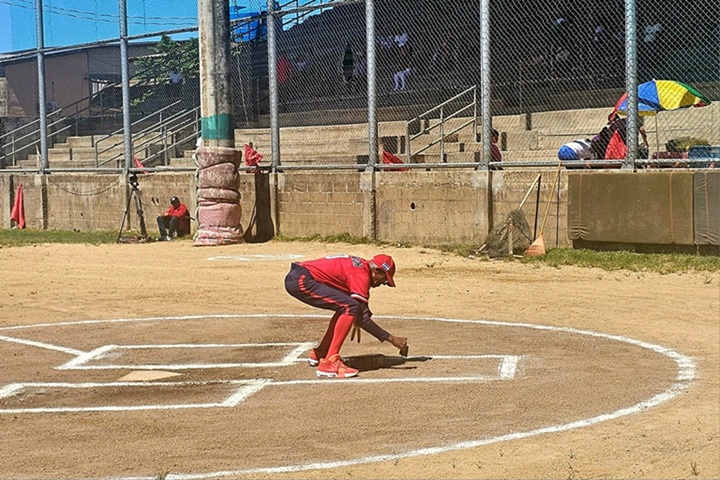 Keith Taylor haciendo sus "brujerías" en el home plate, en un juego de los Dantos. LA PRENSA/ TOMADA DE FACEBOOK