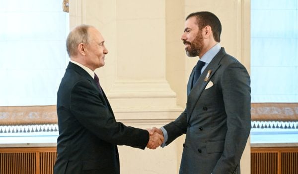 Laureano Ortega estrecha la mano de Vladimir Putin. Laureano Ortega shakes hands with Vladimir Putin.