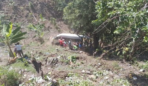 Microbús de La Concepción se precipita a un barranco y resultan varios lesionados