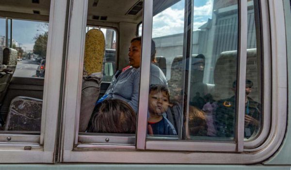 Migrantes guatemaltecos con niños son llevados a un refugio para migrantes después de llegar en un vuelo de deportación desde Estados Unidos, el 19 de febrero de 2025. AFP