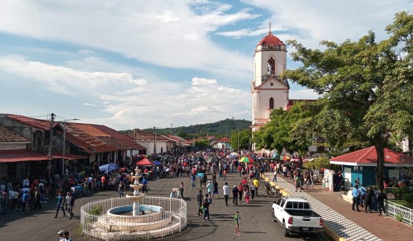 Feligreses desbordan templo en Masaya durante la bajada de San Jerónimo, pese a restricciones de procesiones