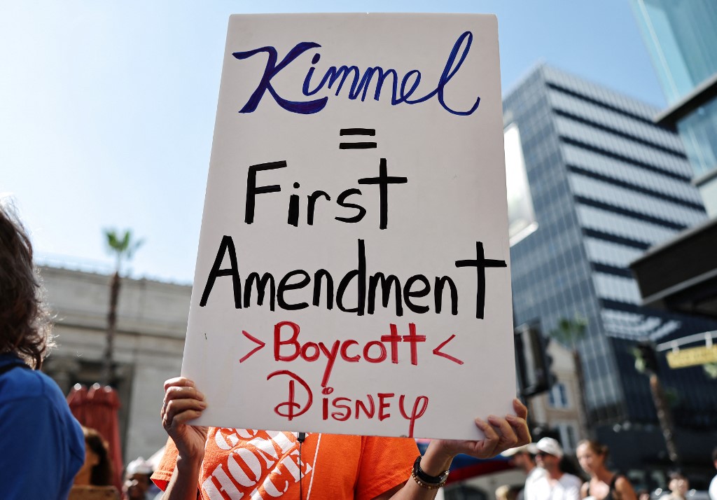 Un manifestante sostiene una pancarta en favor de Jimmy Kimmel