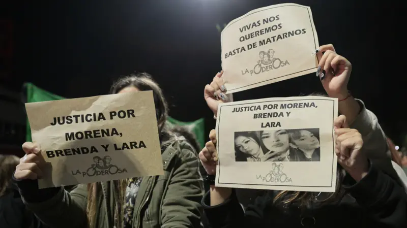 Protesta por el asesinato de tres mujeres en Argentina