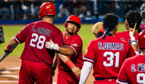 Un jonrón de Juan Carlos Urbina corona a los Dantos en el beisbol nacional