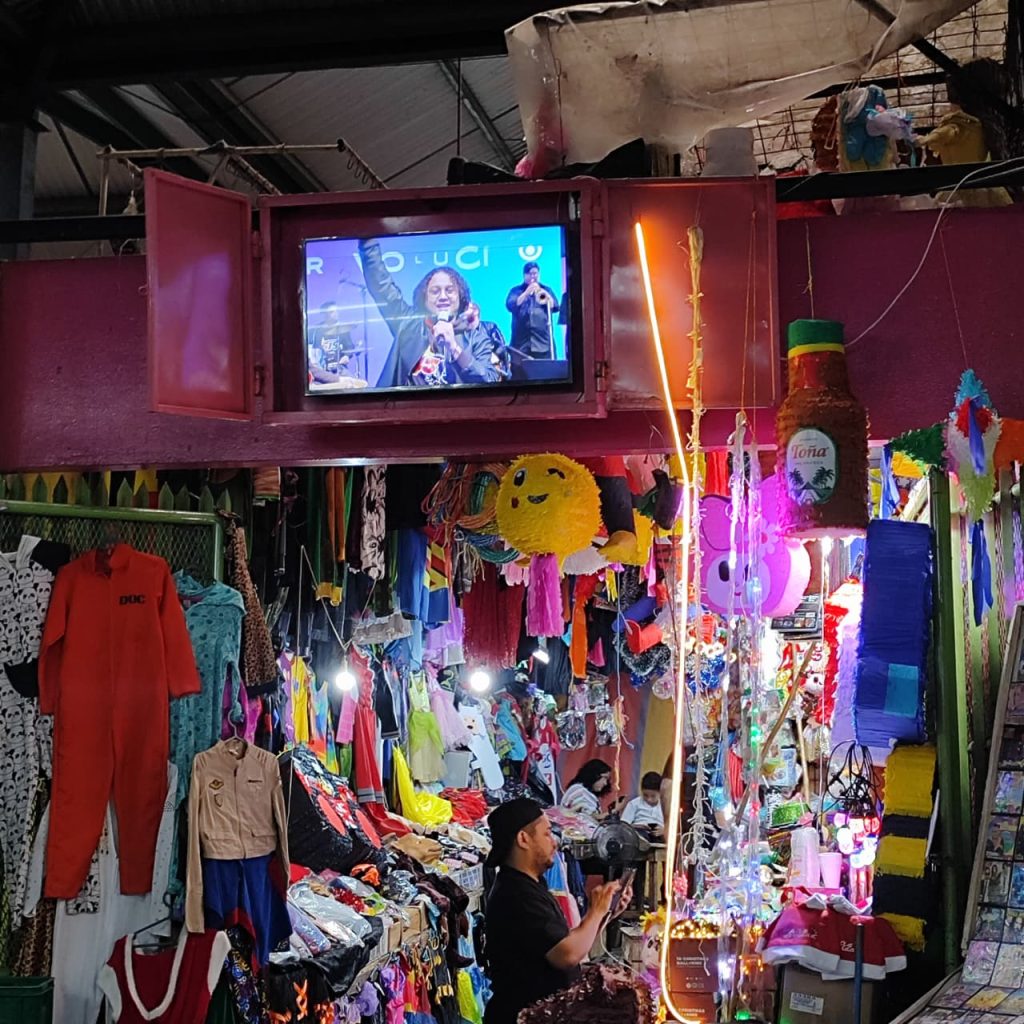 Pantalla de televisión transmite propaganda oficialista en el mercado Roberto Huembes. Foto LA PRENSA.