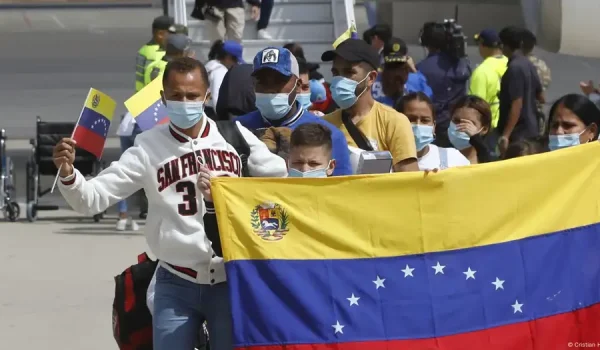 Estados Unidos cancela el TPS para más de 260 mil venezolanos y los alienta a autodeportarse