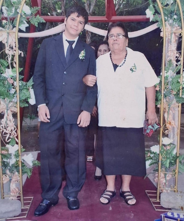 En su promoción de sexto grado, con su abuelita materna Maura Urbina. LA PRENSA/ TOMADA DE REDES SOCIALES