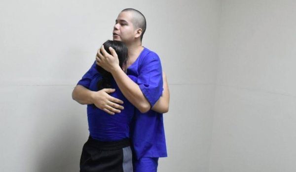 Yerri Gustavo Estrada Ruiz recibiendo a su cónyuge Xóchilt Natalia Castil Velásquez, el miércoles 3 de Septiembre. Foto: Medios oficialistas
