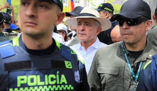 Justicia de Colombia revoca condena contra expresidente Uribe por soborno y fraude procesal