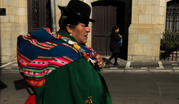 Una mujer aymara camina por una calle del centro este viernes, en La Paz (Bolivia). EFE/ Gabriel Márquez