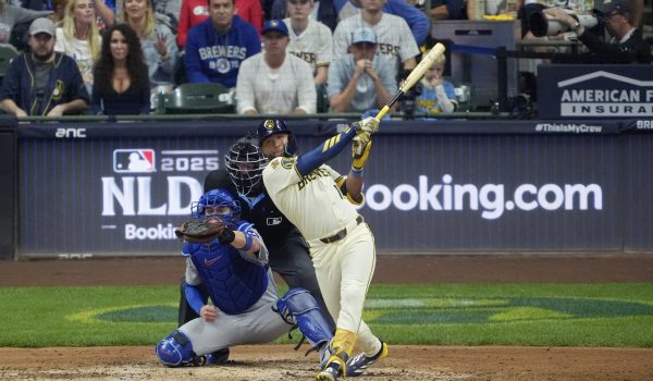Milwaukee muestra poder al bate y solidez en su bullpen para dominar a los Cachorros