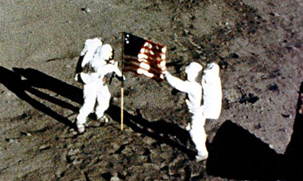 Neil Armstrong y Buzz Aldrin ponen la bandera estadounidense en la luna