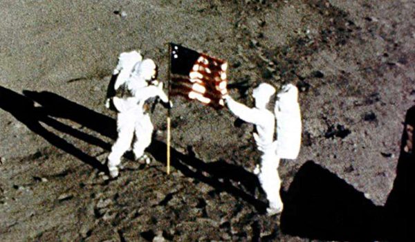 Neil Armstrong y Buzz Aldrin ponen la bandera estadounidense en la luna