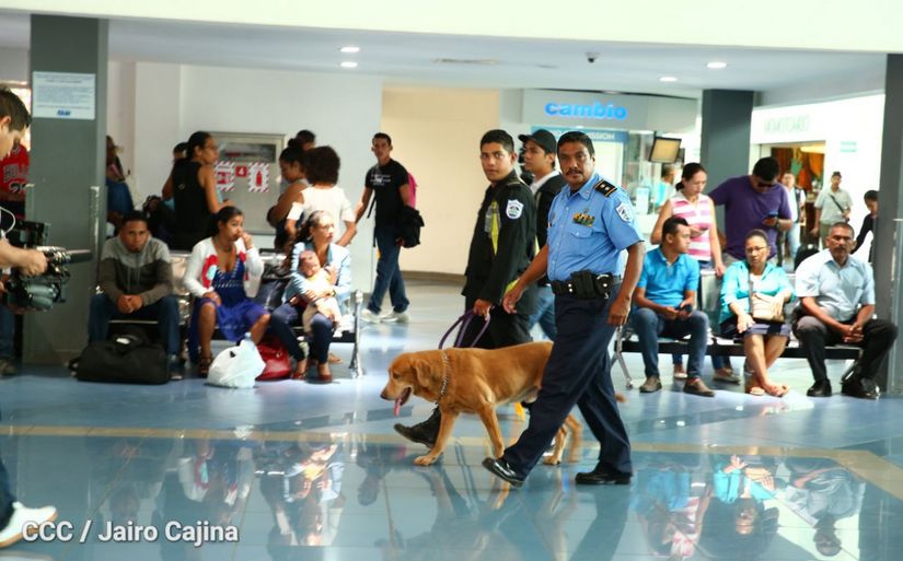 policias recorren aeropuertos en Nicaragua. 