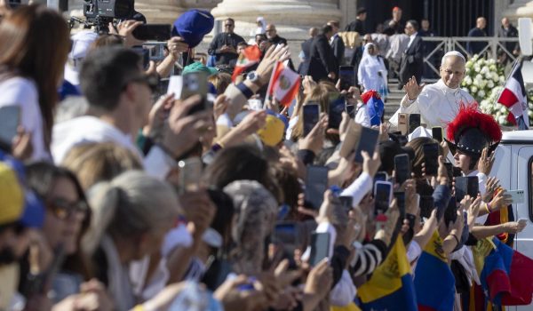 Ciudad del Vaticano, 19 oct (EFE).- Miles de venezolanos celebraron este domingo en el Vaticano la proclamación de los dos primeros santos de Venezuela, el médico laico José Gregorio Hernández y la religiosa Carmen Rendiles, que fueron proclamados hoy por el papa León XIV.EFE/EPA/MASSIMO PERCOSSI