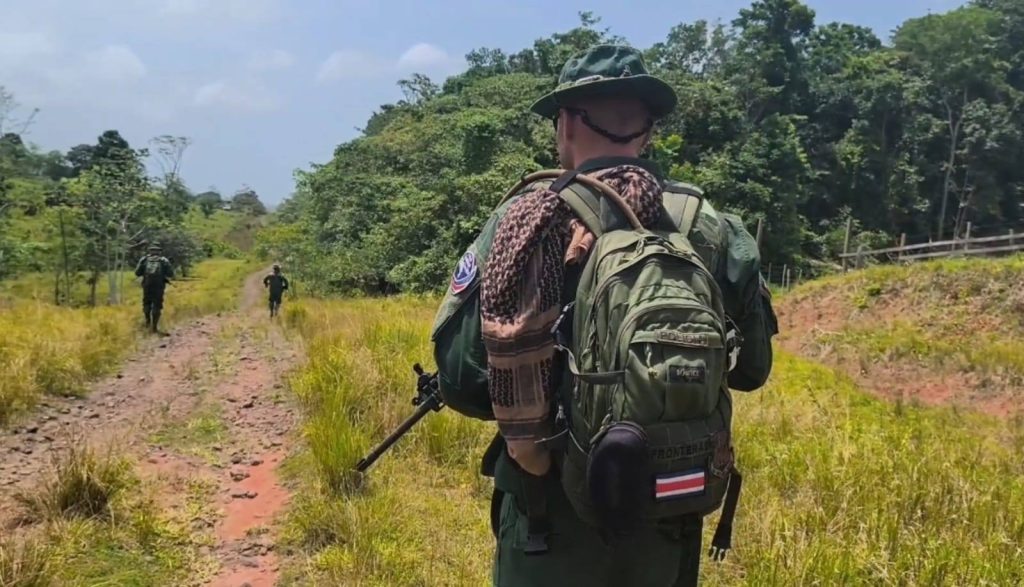 Imágenes de Crucitas: armas, equipos y migrantes irregulares.