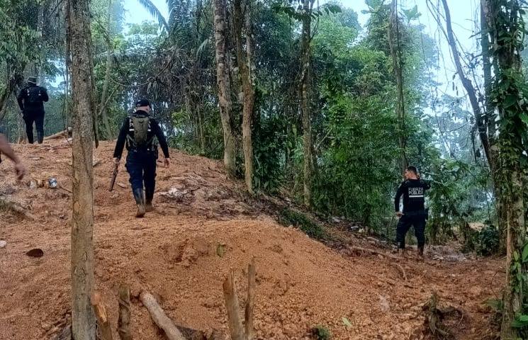 Las fuerzas de seguridad de Costa Rica realizan patrullas en Crucitas, en busca de mineros ilegales, armas, drogas y equipos prohibidos. LA PRENSA/CORTESÍA