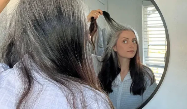 Ashley Sukru dice que tener canas a los 14 años la hizo sentir cohibida, pero ahora comparte su historia para normalizarla.