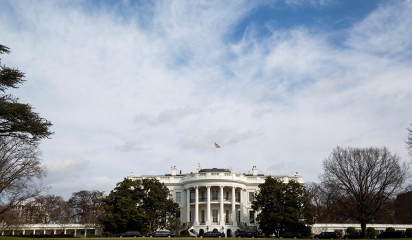 La caravana presidencial aguarda al presidente estadounidense, Donald Trump, en una fotografía de archivo. EFE/ Al Drago