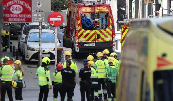 Policía y personal de emergencias se reúnen cerca del lugar del derrumbe de un edificio en Madrid el 7 de octubre de 2025. (Foto de Thomas COEX / AFP)
