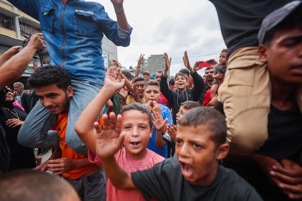 Niños palestinos celebran en Jan Yunis el 9 de octubre de 2025 tras la noticia de un nuevo acuerdo de alto el fuego en Gaza. (Foto de Omar AL-QATTAA / AFP)