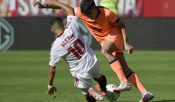 El Barcelona se desmorona en Sevilla y el Real Madrid es el nuevo líder