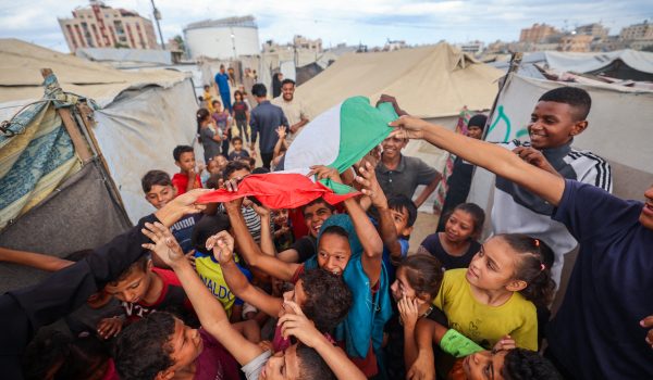 Niños palestinos celebran en un campamento para desplazados en Nuseirat tras la noticia de un nuevo acuerdo de alto el fuego en Gaza. (Foto de Eyad BABA / AFP)