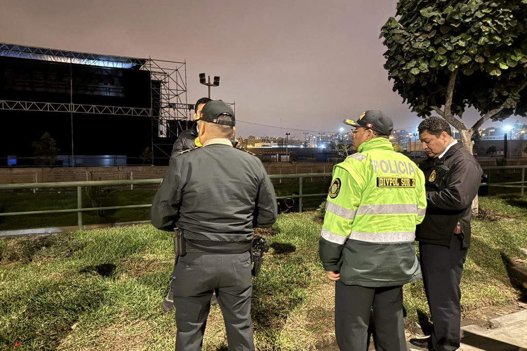 Agentes de la Policía Nacional de Perú custodian la zona donde se registró un tiroteo contra la banda peruana de cumbia Agua Marina en Lima (Perú). EFE/ Mikhail Huacán