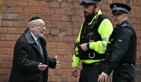 Dos personas asesinadas y cuatro heridas graves en ataque a una sinagoga en Mánchester