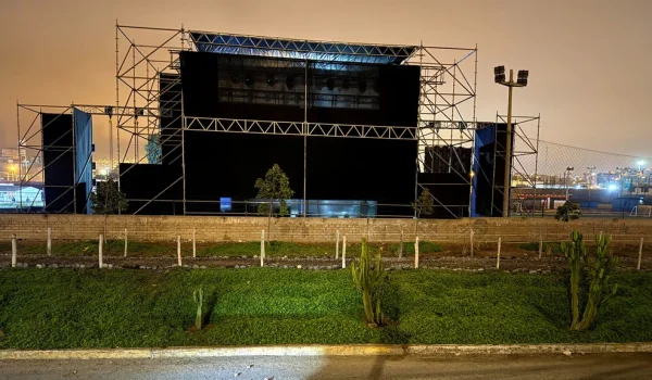 Escenario en el que se presentó el grupo de cumbia Agua Marina donde ocurrió un ataque de sicarios. Foto: EFE/ Mikhail Huacán