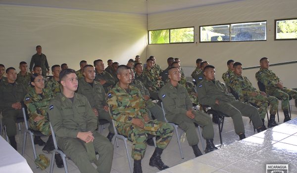 Capacitación sobre el contenido de la Ley 779, Ley Integral contra la Violencia hacia las Mujeres, impartida a miembros del Ejército de Nicaragua. Foto: Ejército de Nicaragua