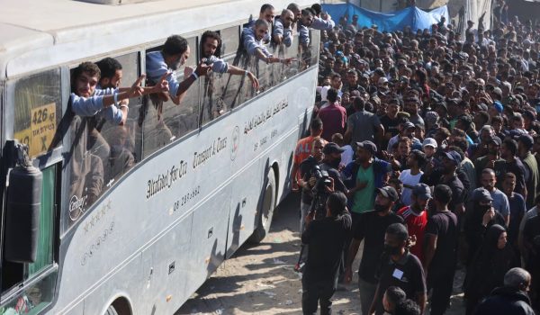La gente se reúne para dar la bienvenida a los palestinos liberados de las cárceles israelíes en virtud de un acuerdo de alto el fuego e intercambio de rehenes con facciones palestinas en Gaza, a su llegada en autobuses frente al hospital Nasser en Khan Yunis, en el sur de la Franja de Gaza, el 13 de octubre de 2025. (OMAR AL-QATTAA/AFP)