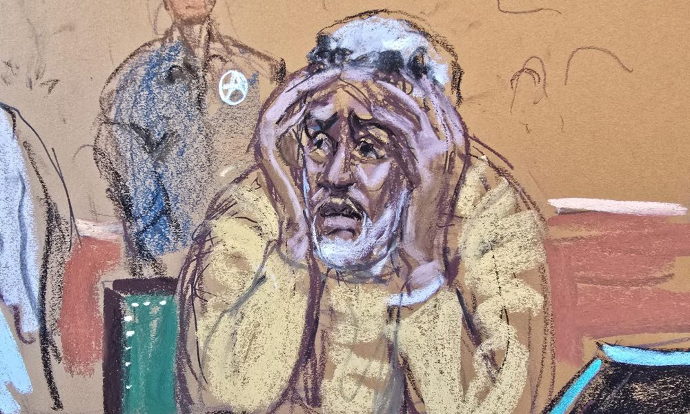 Fotografía de un dibujo realizado por la artista Jane Rosenberg donde aparece Sean Combs mientras uno de sus hijos rinde declaración durante su juicio este viernes, en un tribunal de Nueva York (EE.UU). EFE/Jane Rosenberg