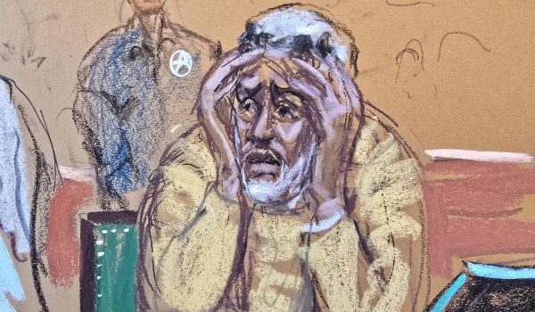 Fotografía de un dibujo realizado por la artista Jane Rosenberg donde aparece Sean Combs mientras uno de sus hijos rinde declaración durante su juicio este viernes, en un tribunal de Nueva York (EE.UU). EFE/Jane Rosenberg