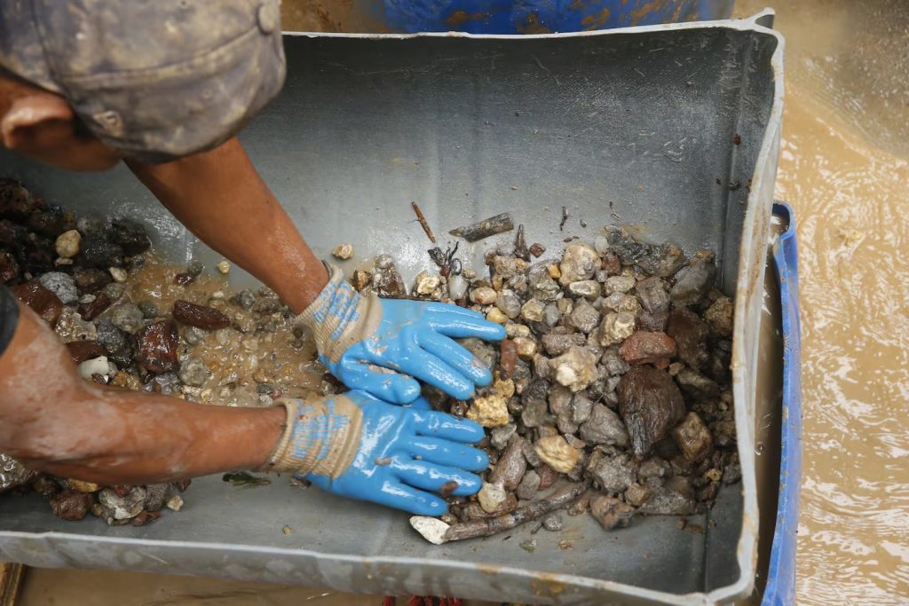 Los mineros irregulares usan químicos contaminantes y sin control, como cianuro y mercurio para extraer el oro de Crucitas. LA PRENSA/CORTESIA.