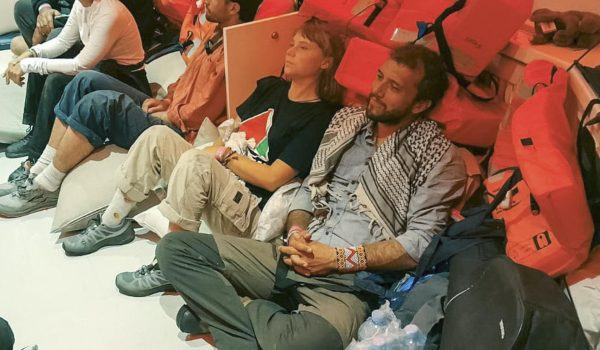Imagen cedida por el Ministerio de Exteriores israelí de algunos de los activistas de la Global Sumud Flotilla rumbo a Gaza arrestados. EFE/ Ministerio de Exteriores israelí