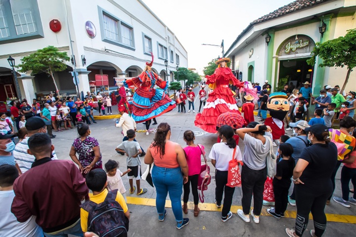 El baile de la Gigantona y el Enano Cabezón se originó en el León, pero ahora se conoce en todo el país. LA PRENSA/ TOMADA DE REDES SOCIALES