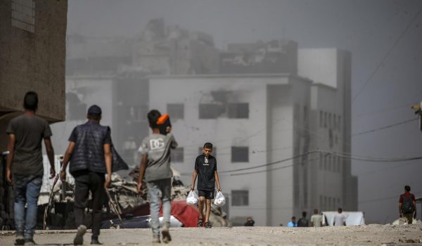 Humo se eleva tras un ataque aéreo israelí cerca del hospital Al Shifa durante una operación militar israelí en la ciudad de Gaza, Franja de Gaza, 02 de octubre de 2025. EFE/MOHAMMED SABER