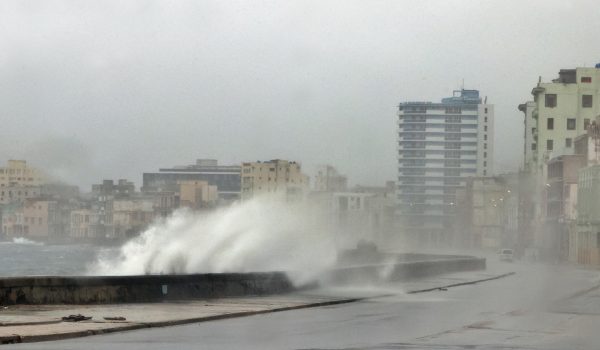 Fotografía de archivo que muestra el oleaje en el malecón de La Habana (Cuba). EFE/ Ernesto Mastrascusa