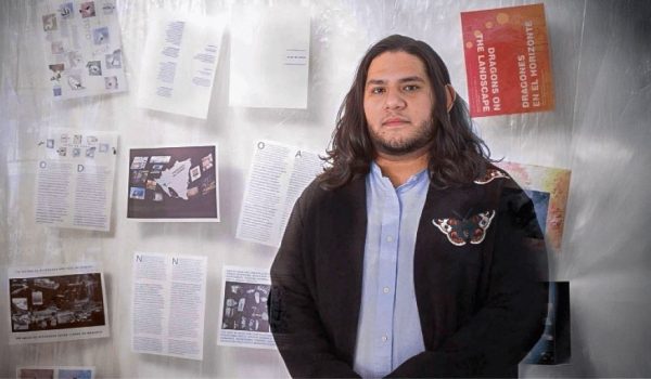 Oscar Caballero en la inauguración de su exhibición llamada En Un Lugar, referida a dos investigaciones geopolíticas, analizando los ojos de agua y volcanes de Nicaragua. LA PRENSA/ CORTESÍA