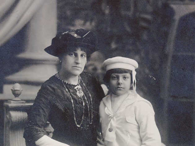 Francisca Sánchez del Pozo con uno de los tres hijos que procreó con Rubén Darío, al que apodaban Güicho. Los otros dos fallecieron pequeños. LA PRENSA/ ARCHIVO