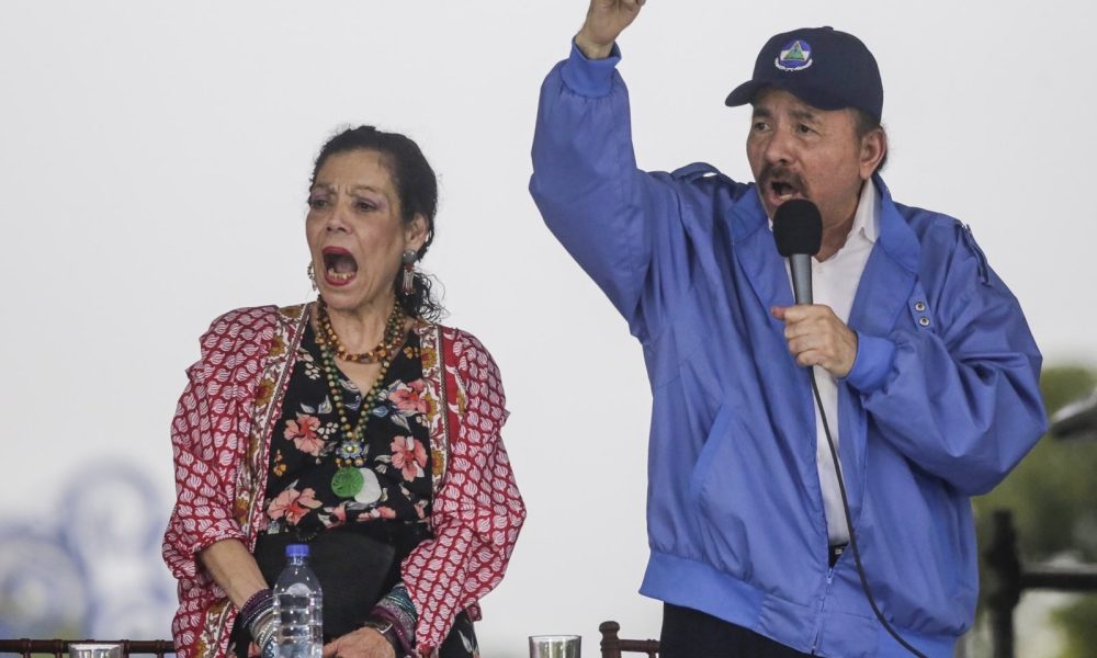 Los actuales dictadores Rosario Murillo y Daniel Ortega están juntos desde 1978, cuando fueron casados “por las armas” por el padre Gaspar García Laviana. El matrimonio formal de ellos fue hasta en septiembre de 2005. LA PRENSA/ ARCHIVO